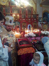 Une icône du saint fol-en-Christ Gabriel donne du myrrhon en Ukraine