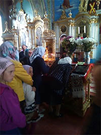 Une icône du saint fol-en-Christ Gabriel donne du myrrhon en Ukraine